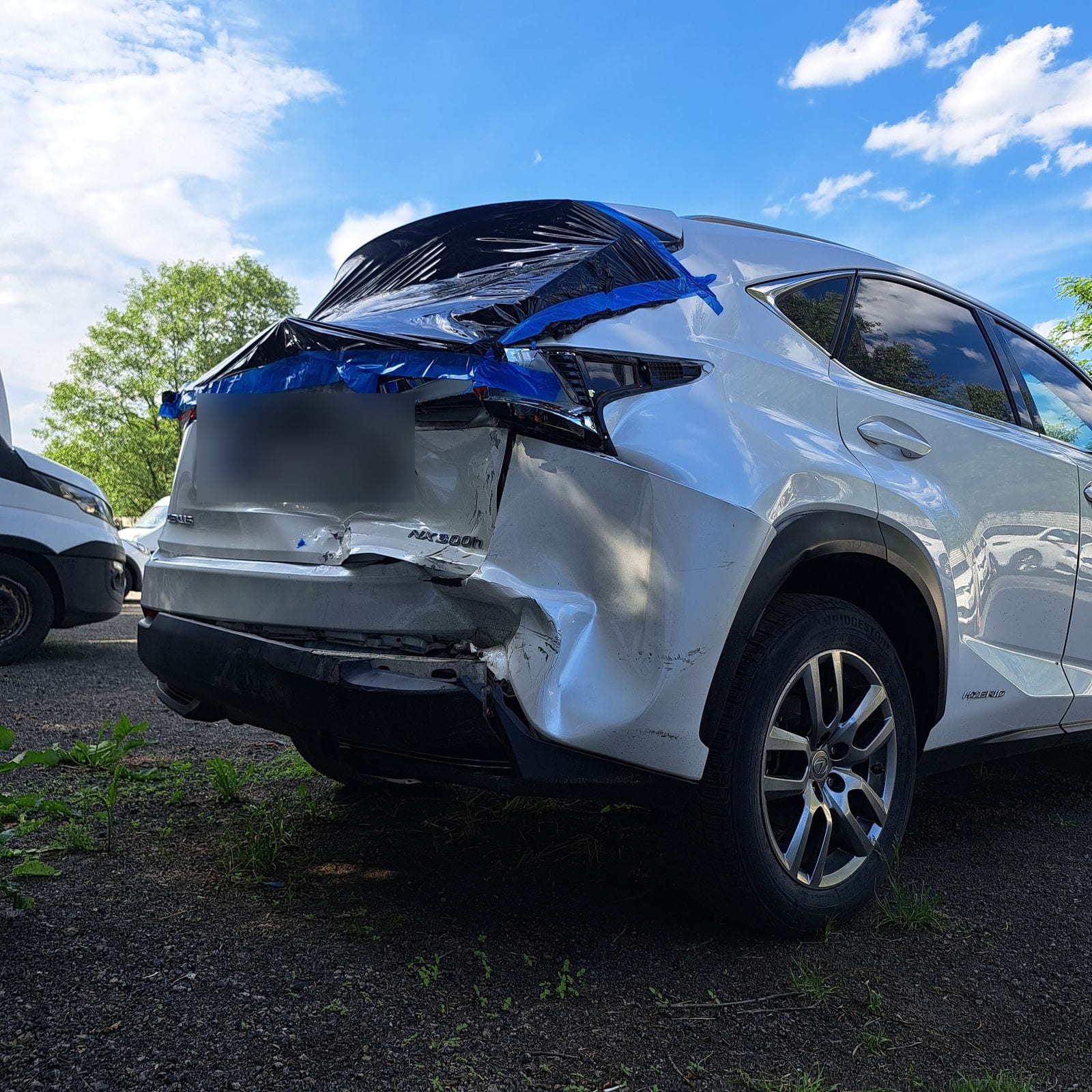 Biały Lexus NX 300h po kolizji — naprawa powypadkowa 77 CARS