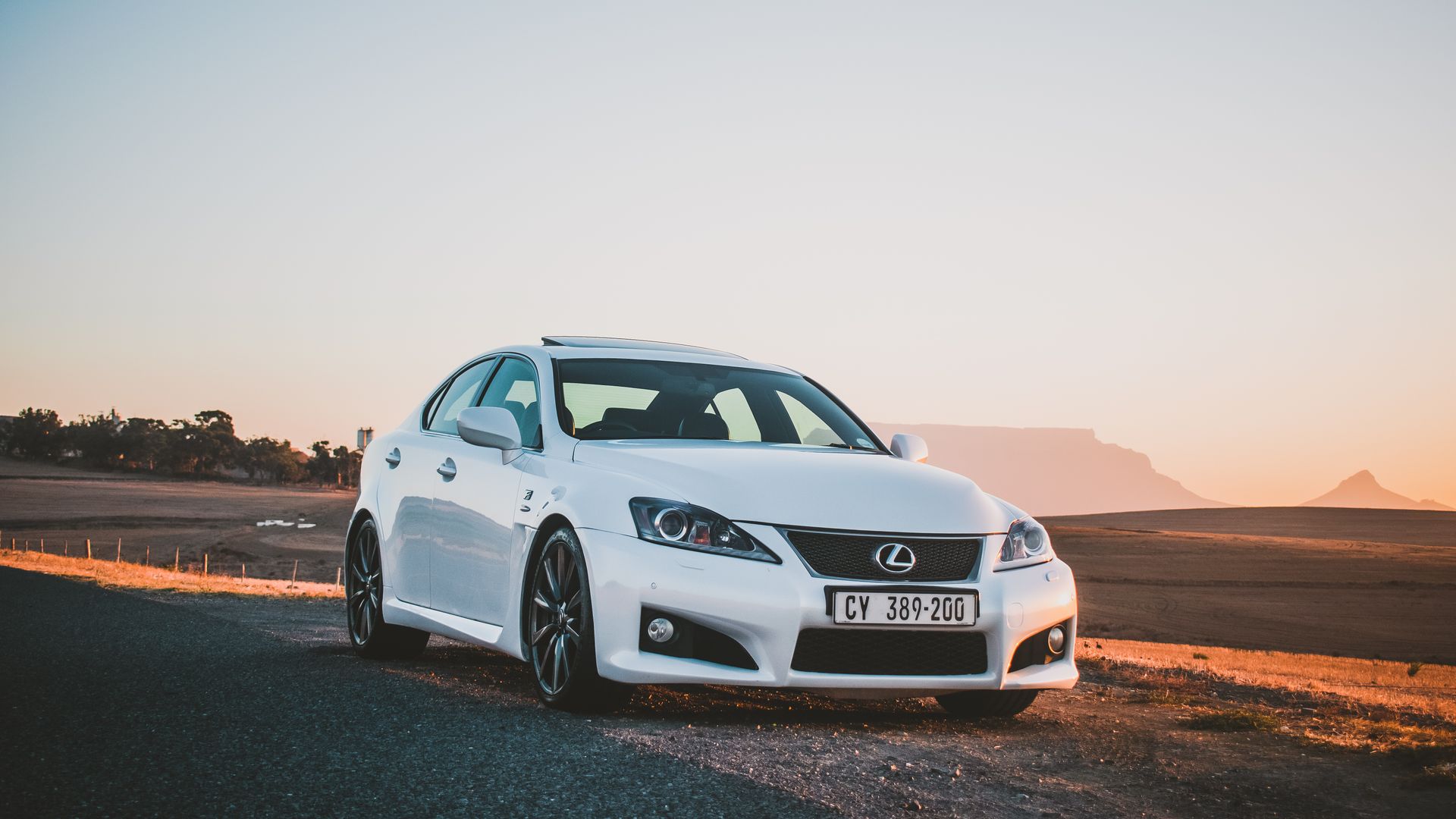 Biały Lexus — flota samochodowa 77 CARS dla firm w Warszawie