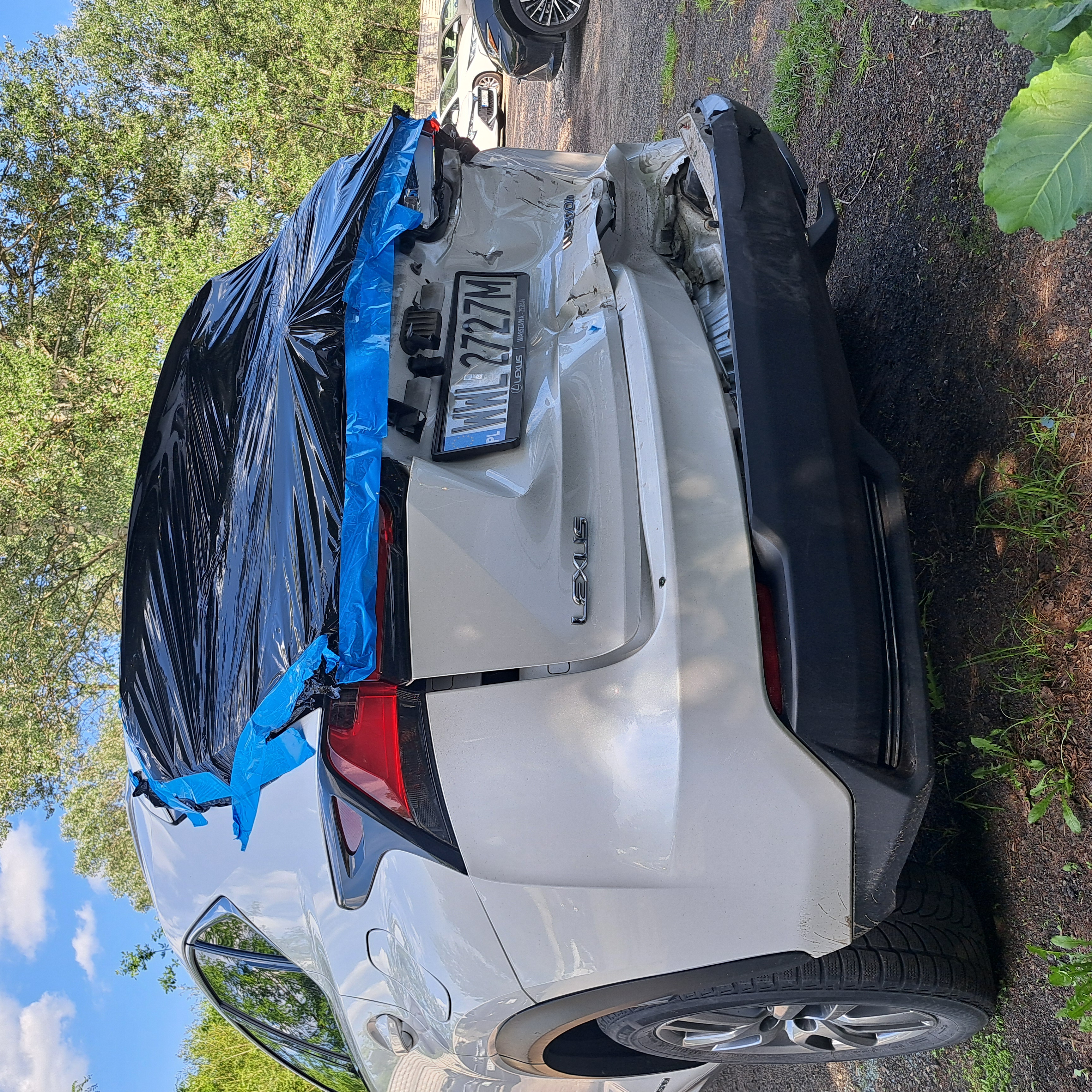 Biały Lexus po kolizji — naprawa bezgotówkowa 77 CARS